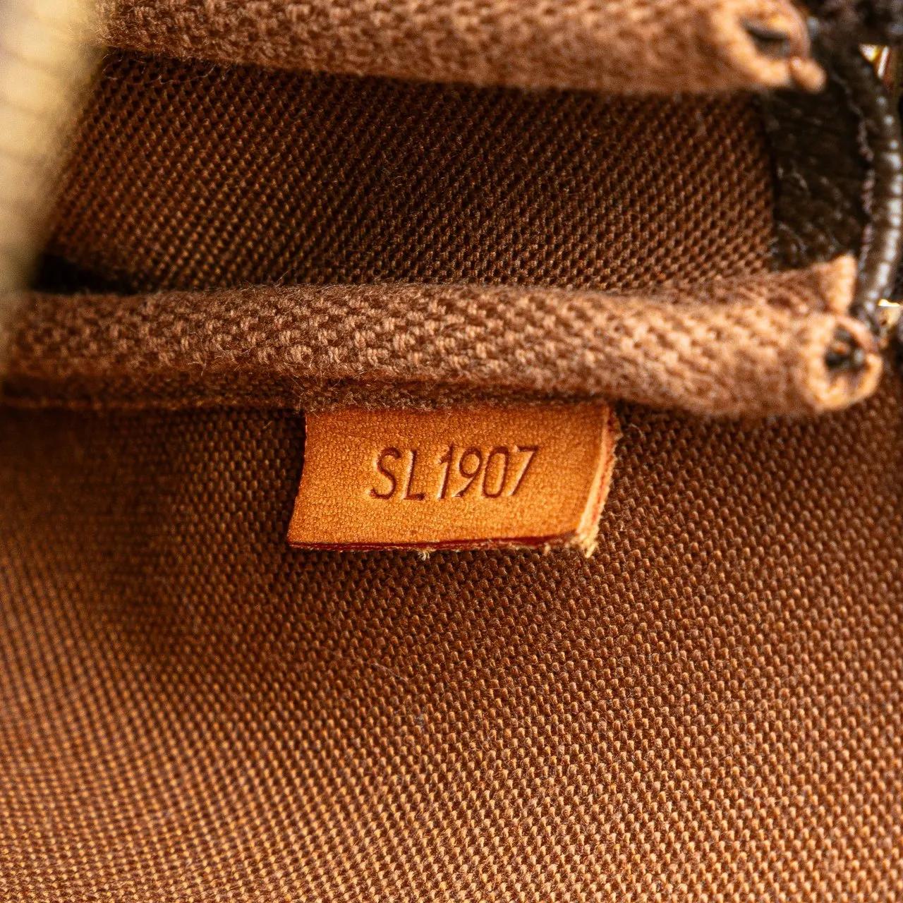 Louis Vuitton Hobo bags 1997 Monogram Pochette Accessoires in bruin