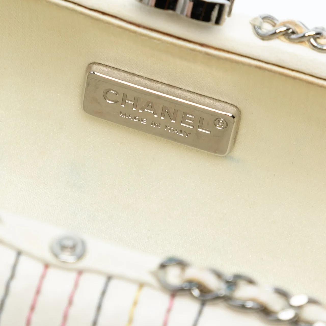 Thumbnail - Chanel Hobo Bags - Quilted Calfskin Korean Garden Clutch on Chain - Gr. unisize - in Weiß - für Damen