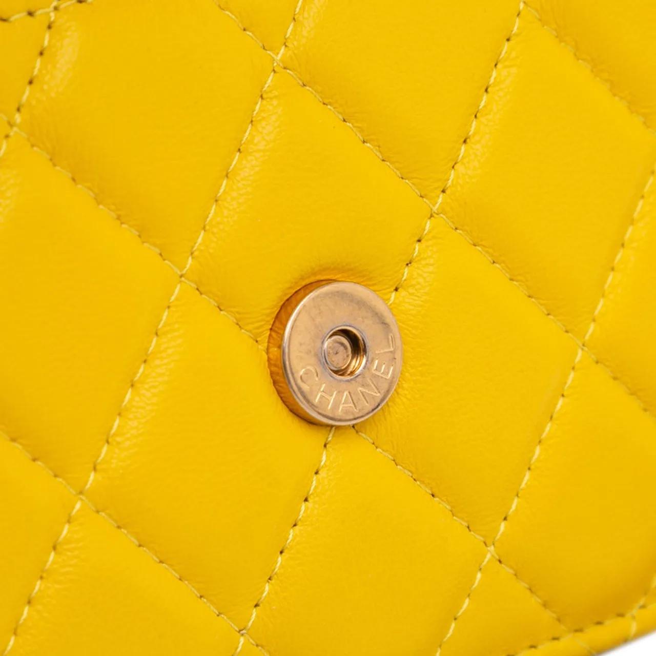 Thumbnail - Chanel Hobo Bags - 2021 Quilted Lambskin Candy Chain Clutch with Chai - Gr. unisize - in Gelb - für Damen