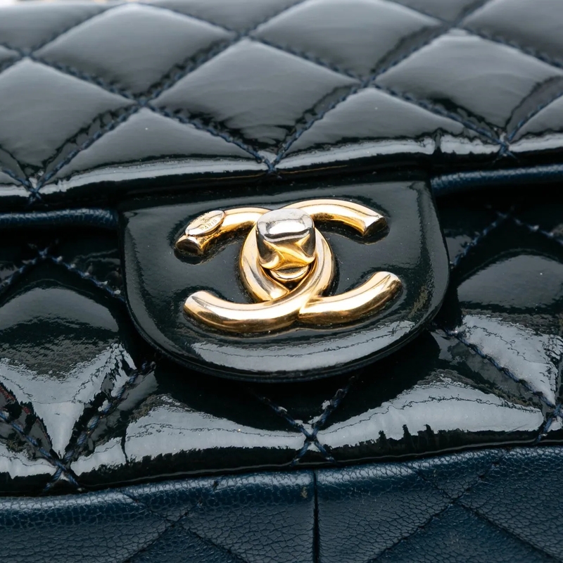 Chanel Schultertasche Paris-Salzburg Small Patent and Goatskin CC Eyelet blau (Image 9)