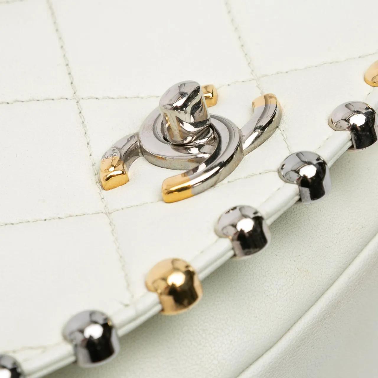 Thumbnail - Chanel Hobo Bags - Small Quilted Lambskin Studded Bubble Flap - Gr. unisize - in Weiß - für Damen