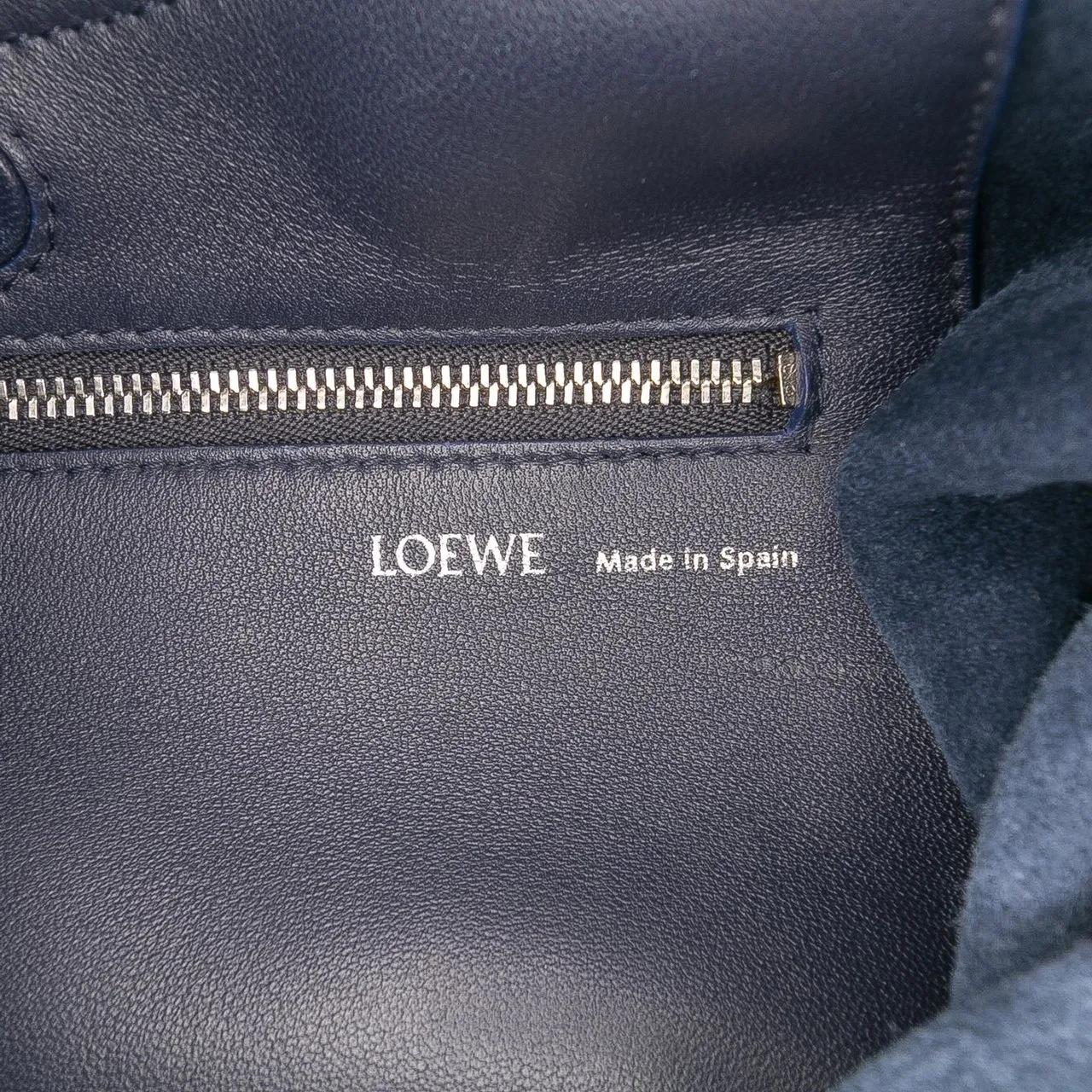 Thumbnail - Loewe Hobo Bags - Small Mellow Nappa Lambskin Squeeze Bag - Gr. unisize - in Blau - für Damen