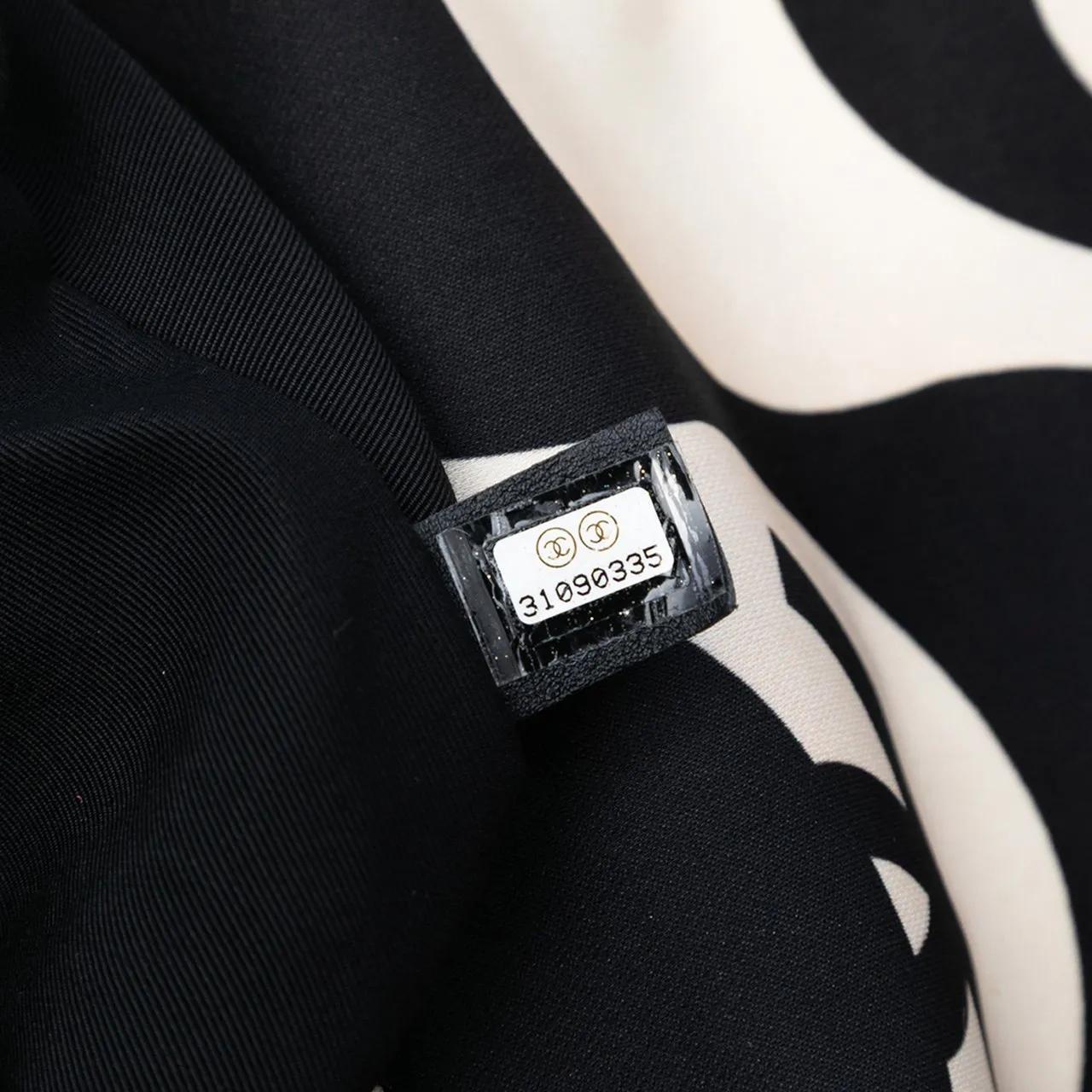 Thumbnail - Chanel Hobo Bags - Large Printed Silk 19 Flap - Gr. unisize - in Weiß - für Damen