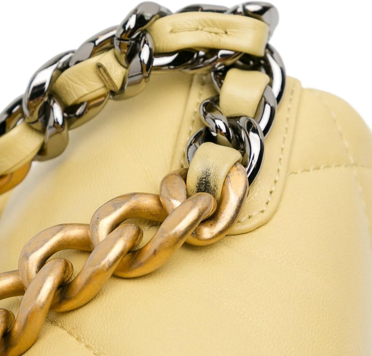 Chanel Shoppers Medium Lambskin 19 Flap in geel