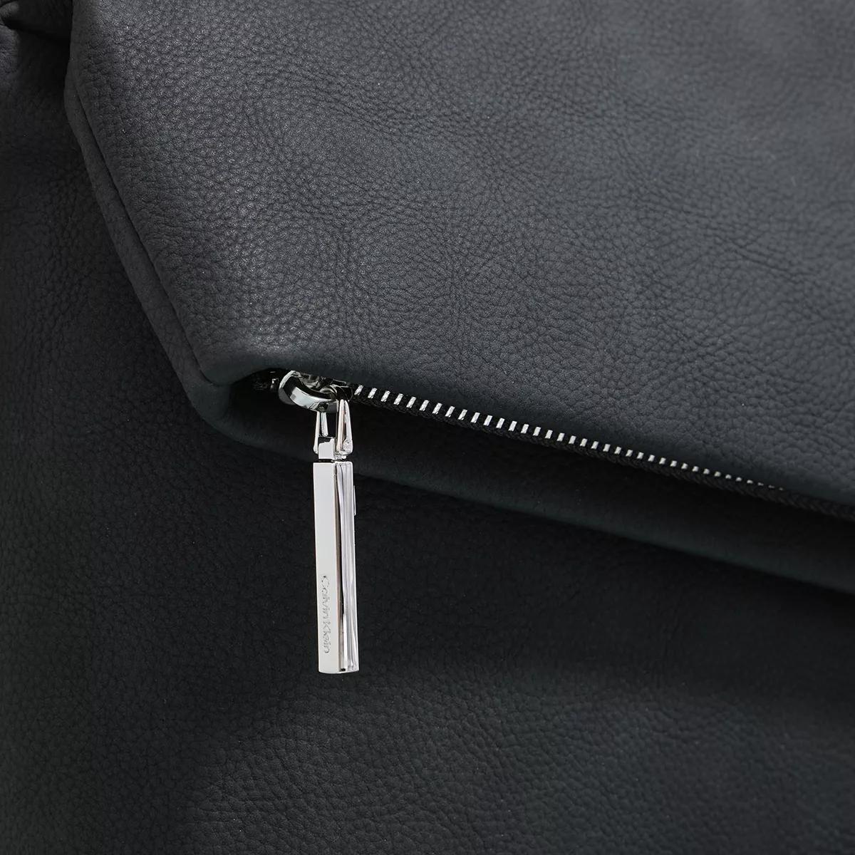 Calvin Klein Pochettes Ck Fold Shoulder Bag in zwart
