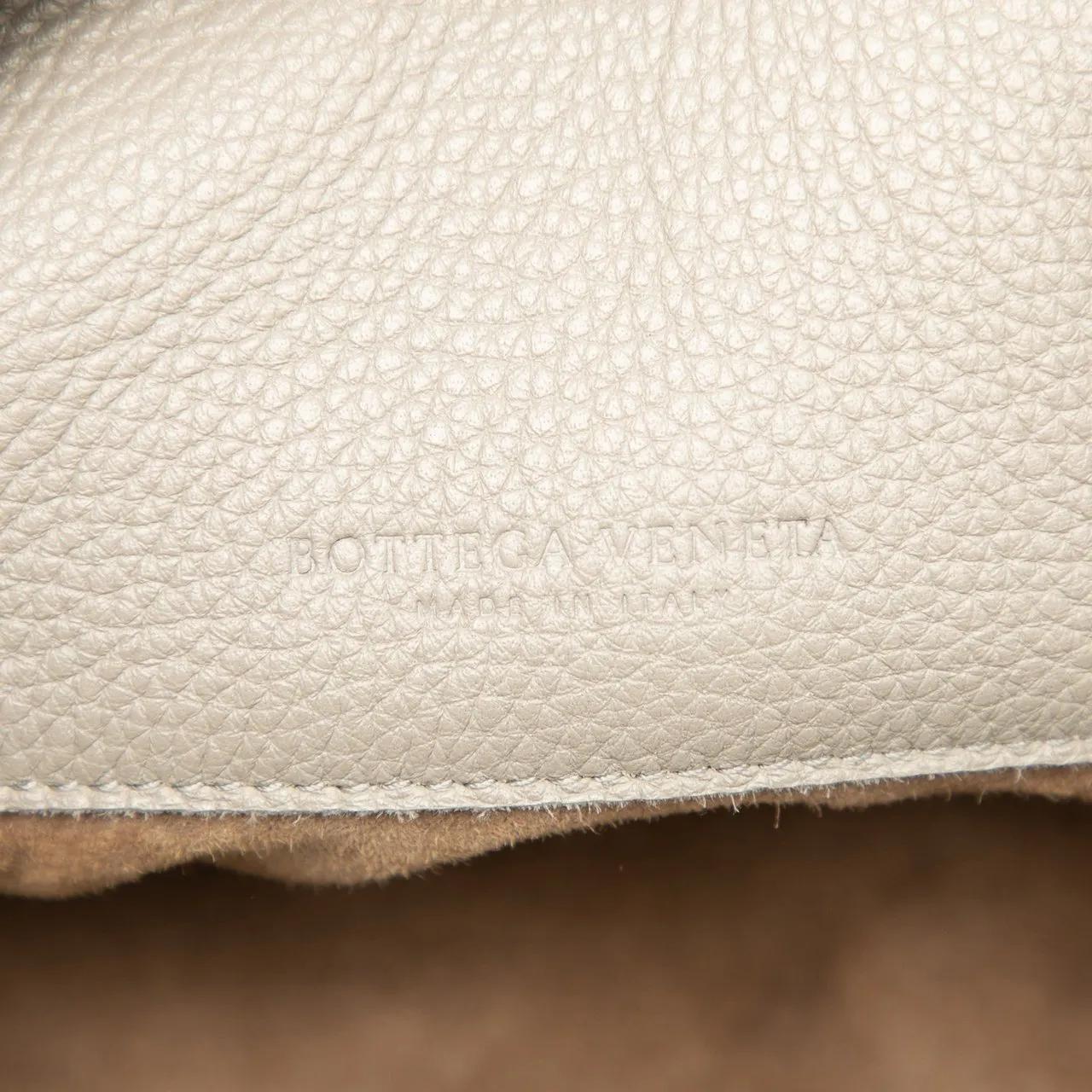 Thumbnail - Bottega Veneta Hobo Bags - Large Washed Cervo Deerskin Hobo - Gr. unisize - in Weiß - für Damen