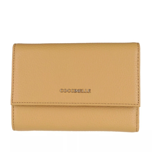 Coccinelle Wallet Grainy Leather Warm Beige Portemonnaie mit Überschlag