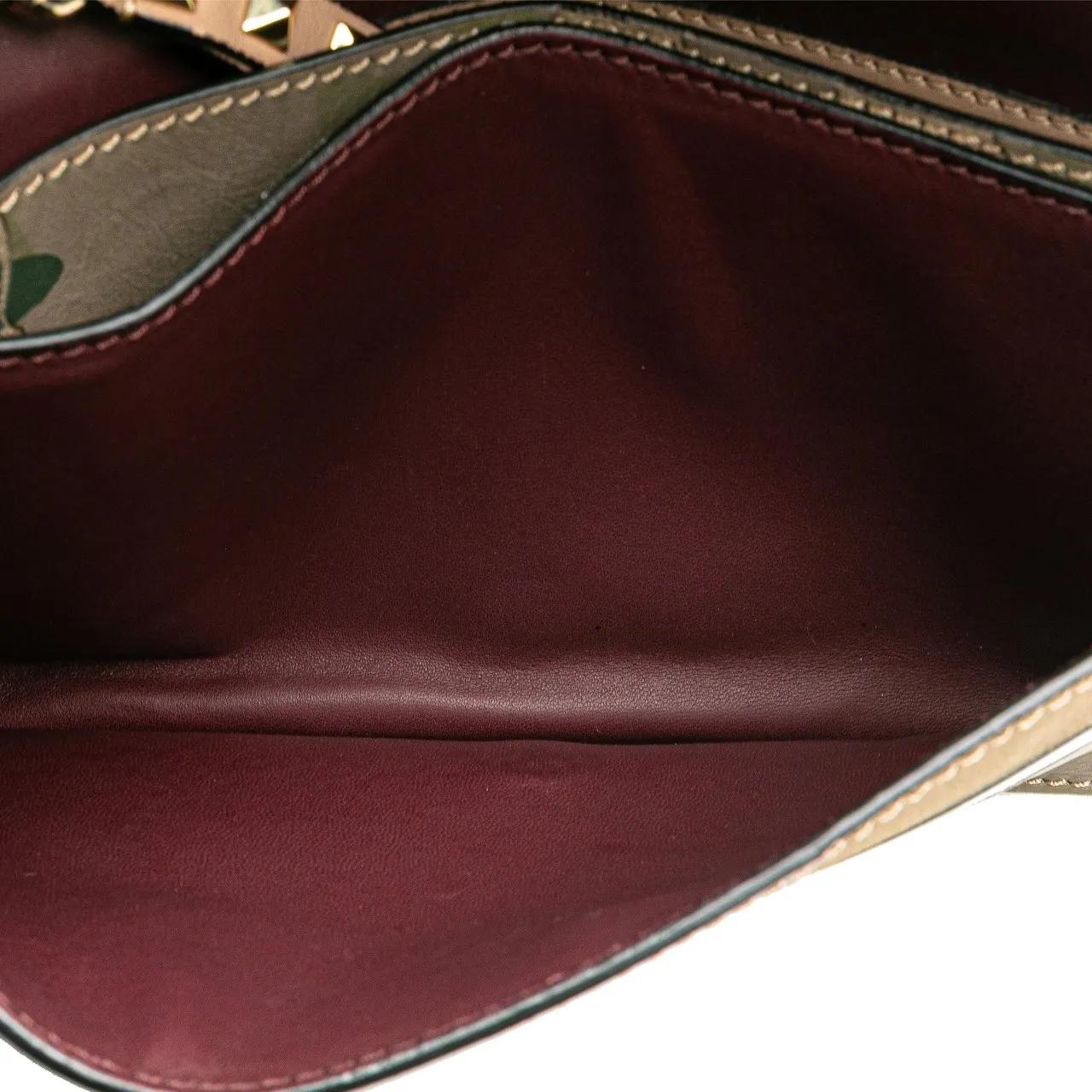 Thumbnail - Valentino Garavani Clutches - Canvas and Nappa Camouflage Rockstud Wristlet Clut - Gr. unisize - in Braun - für Damen