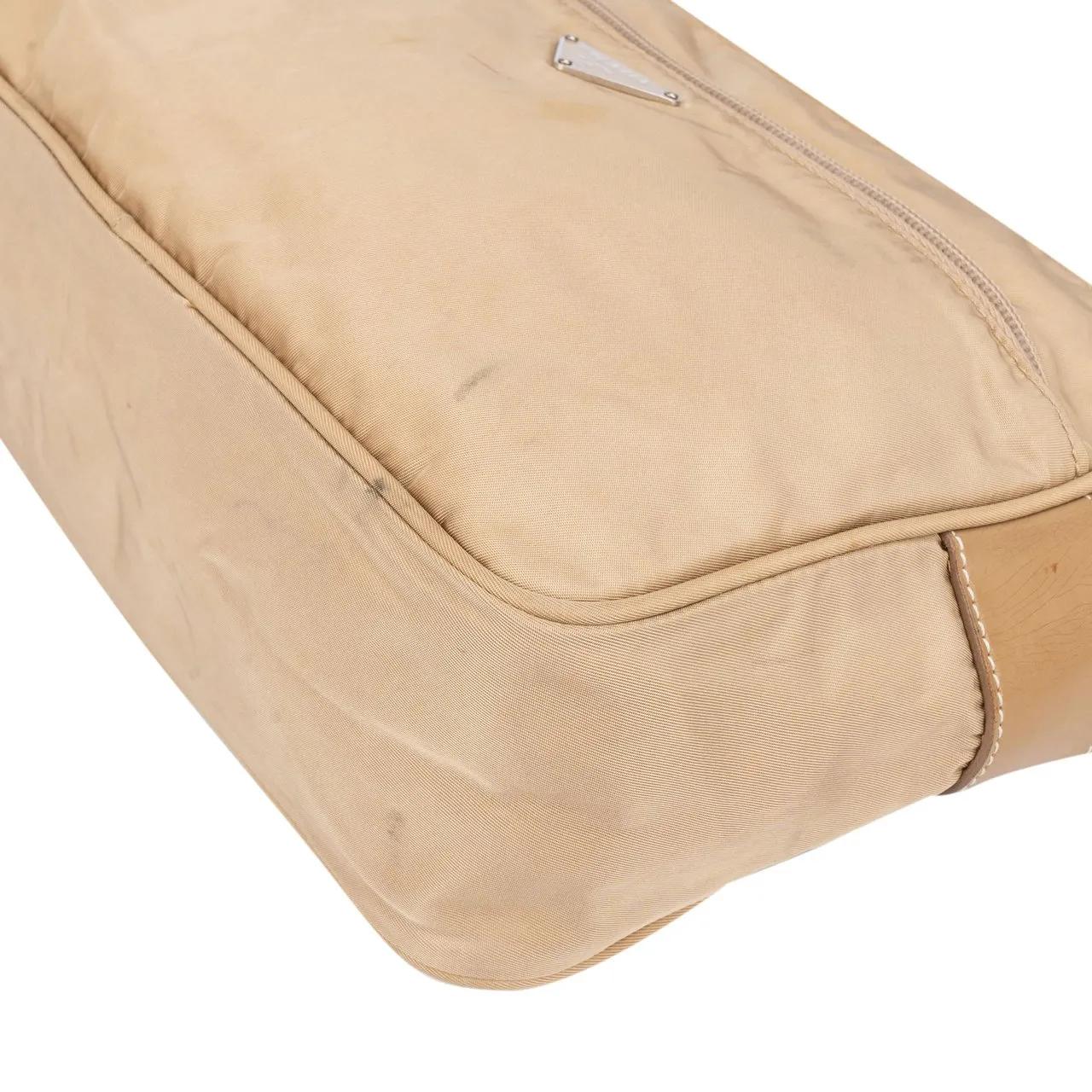 Thumbnail - Prada Crossbody Bags - Prada Beige Nylon Triangle Side Crossbody Bag - Gr. unisize - in Beige - für Damen