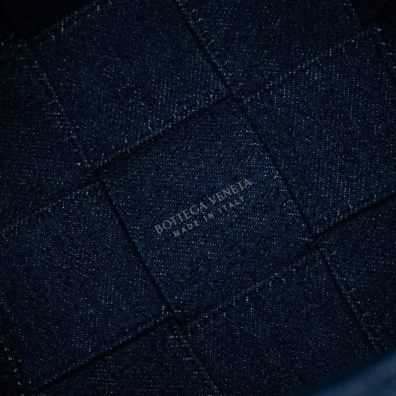 Thumbnail - Bottega Veneta Hobo Bags - Small Denim Maxi Intrecciato Cassette Bucket Bag - Gr. unisize - in Blau - für Damen