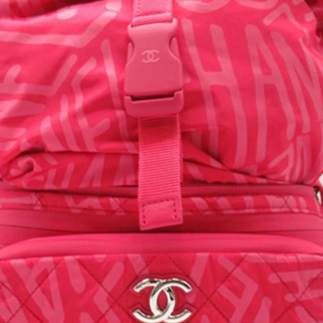 Thumbnail - Chanel Rucksäcke - 2021-2023 Printed Nylon Coco Neige Convertible Bac - Gr. unisize - in Gold - für Damen