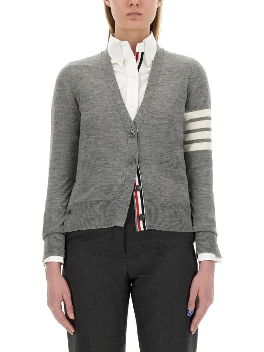 Thumbnail - Thom Browne - Relaxed Fit Cardigan With Classic V-Neckline - Größe 36 - grau