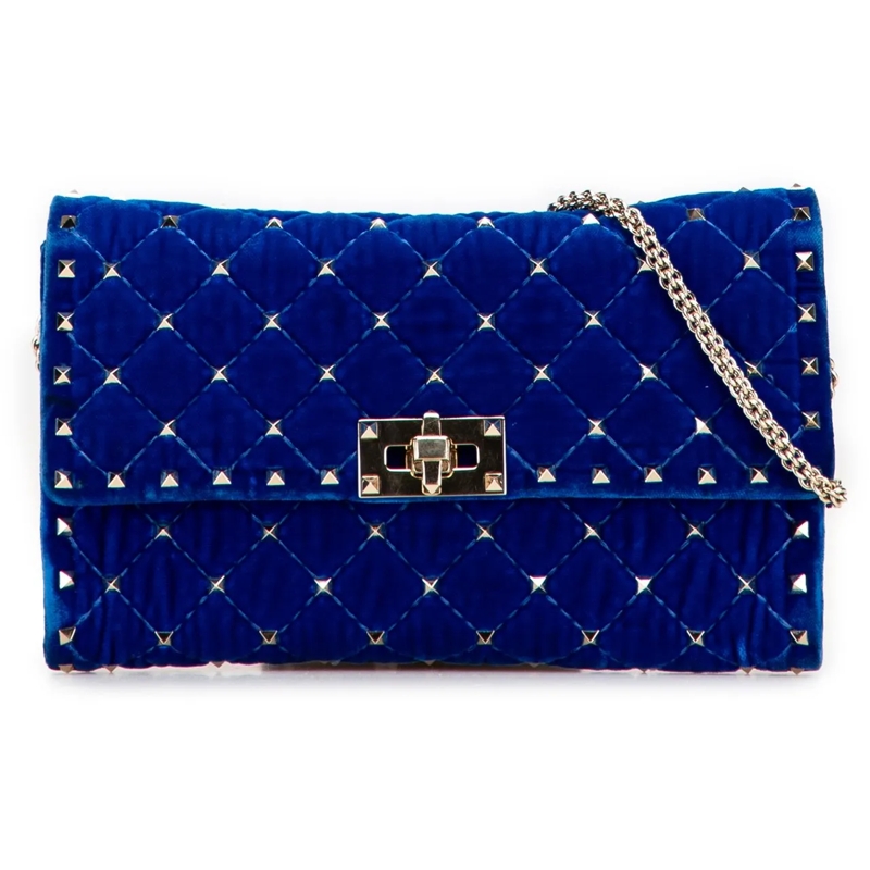 Valentino Garavani Schultertasche Quilted Velvet Rockstud Spike Wallet on Chain blau