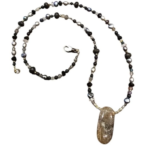 CATHERINE MICHIELS Mittellange Halskette Collier Reverie Noire Agates perles Or 1 Quartz TF mehrfarbig