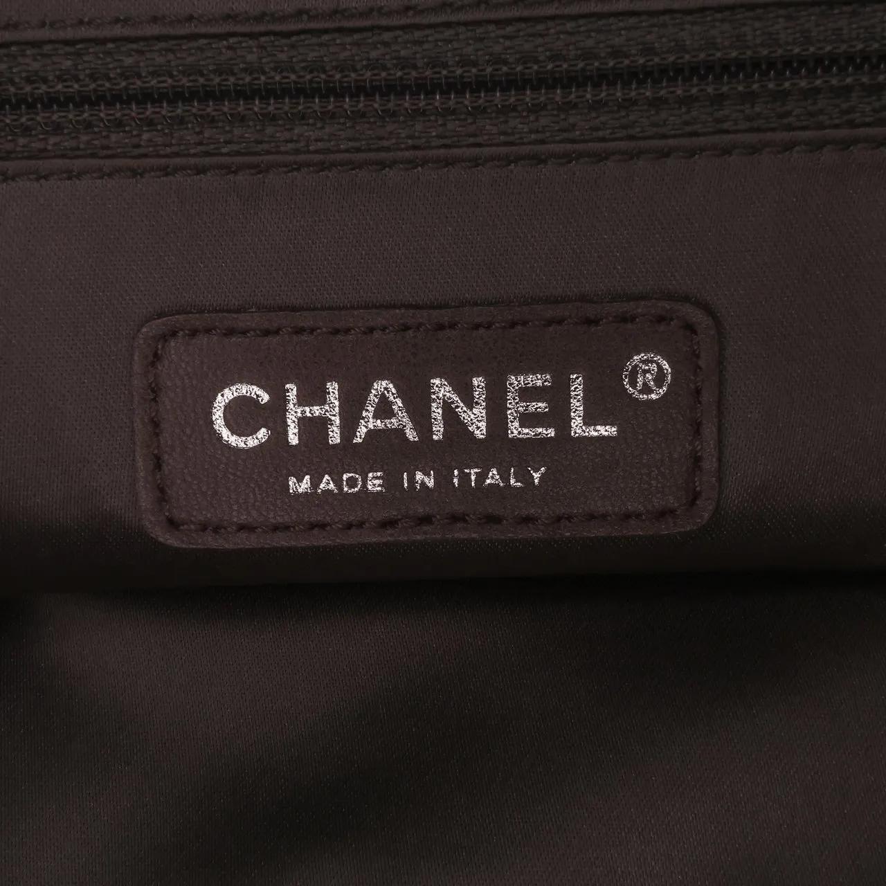 Thumbnail - Chanel Shopper - Perforated Crackled Metallic Calfskin Drill Tote - Gr. unisize - in Gold - für Damen