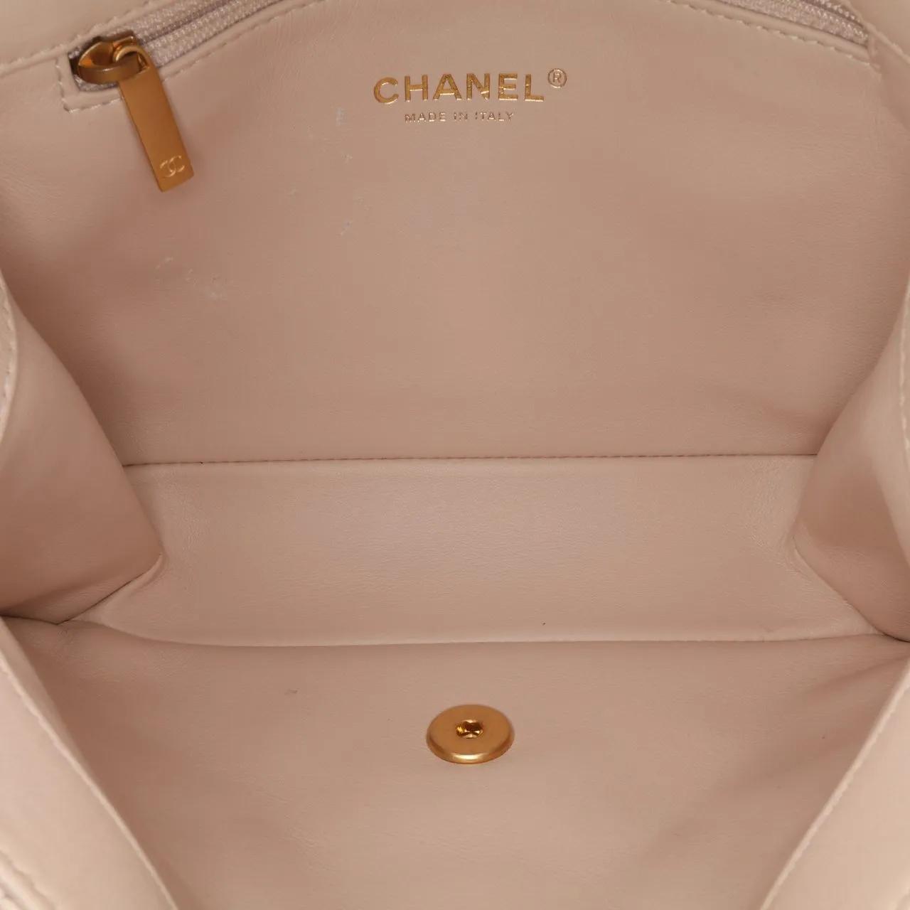 Thumbnail - Chanel Hobo Bags - 2021-2025 Quilted Lambskin Chaine Lettre Square Fl - Gr. unisize - in Braun - für Damen