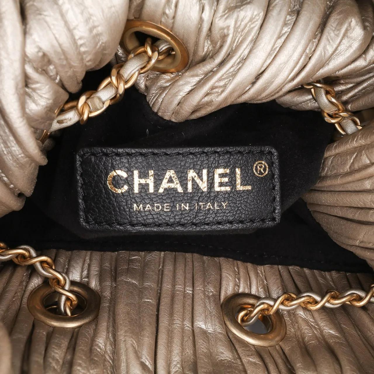 Thumbnail - Chanel Rucksäcke - Medium Metallic Calfskin Coco Pleats Drawstring Ba - Gr. unisize - in Gold - für Damen