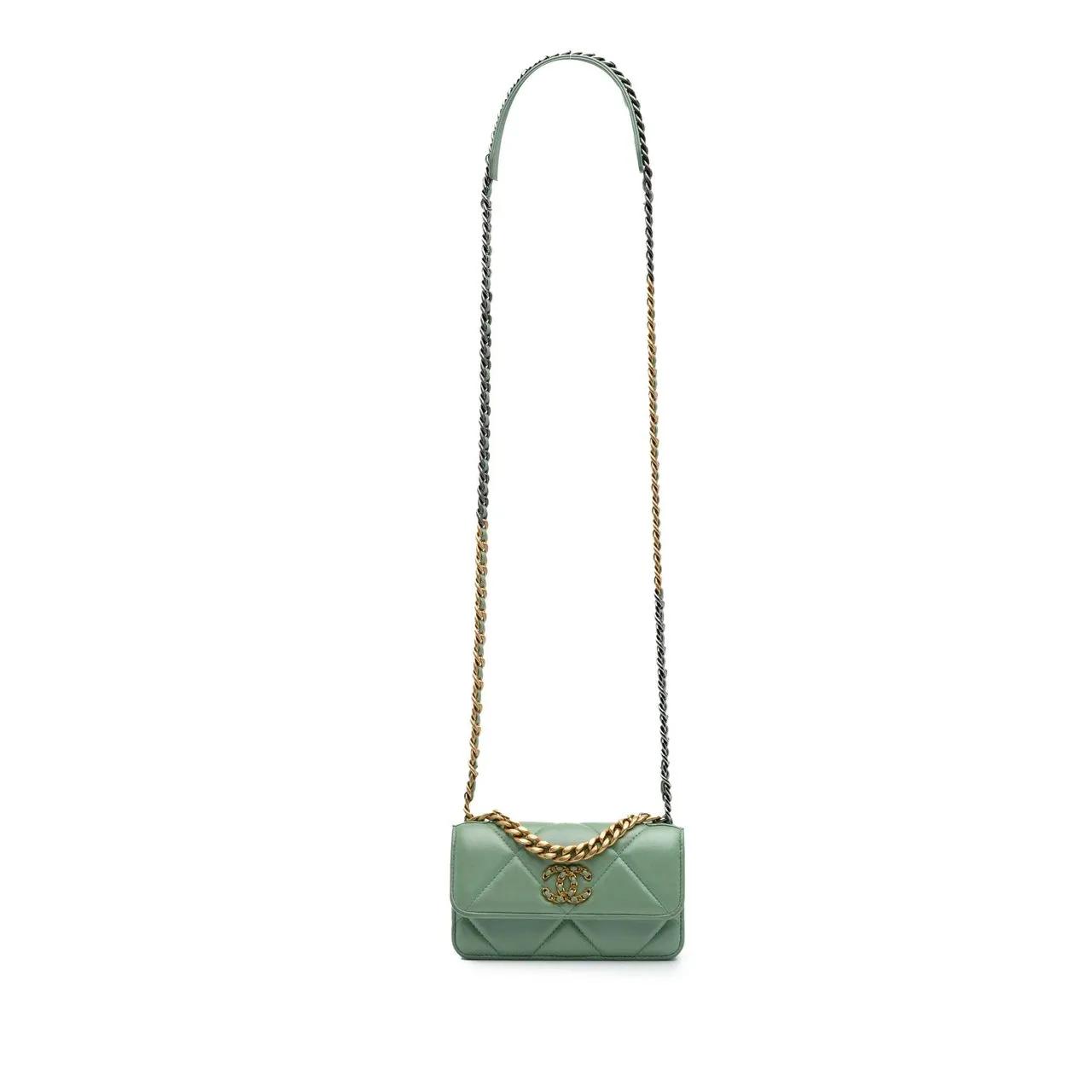 Thumbnail - Chanel Hobo Bags - 2021-2025 Quilted Lambskin 19 Wallet on Chain - Gr. unisize - in Grün - für Damen