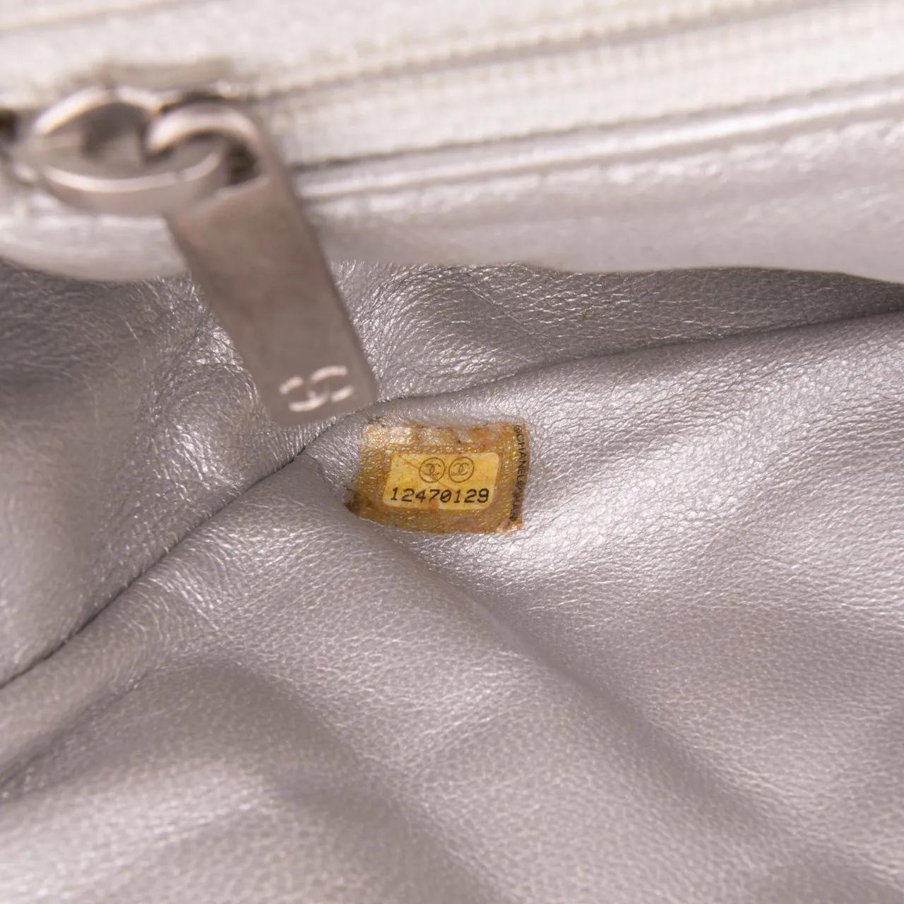 Thumbnail - Chanel Hobo Bags - Reissue 2.55 Metallic Lambskin Clutch With Chain - Gr. unisize - in Silber - für Damen