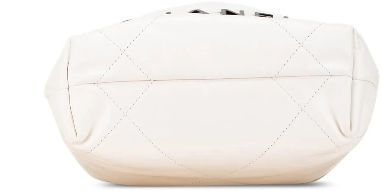 Chanel Shoppers Mini Shiny Calfskin 22 Hobo in wit