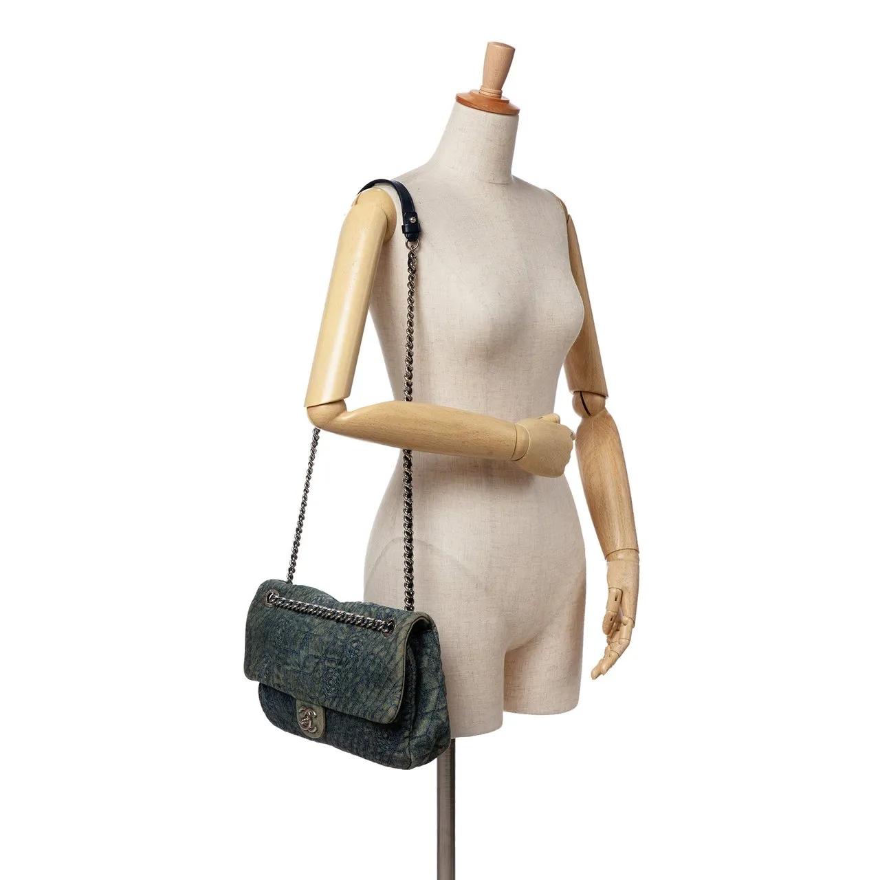Thumbnail - Chanel Hobo Bags - 2012 Large Embroidered Denim Camellia Flap - Gr. unisize - in Blau - für Damen