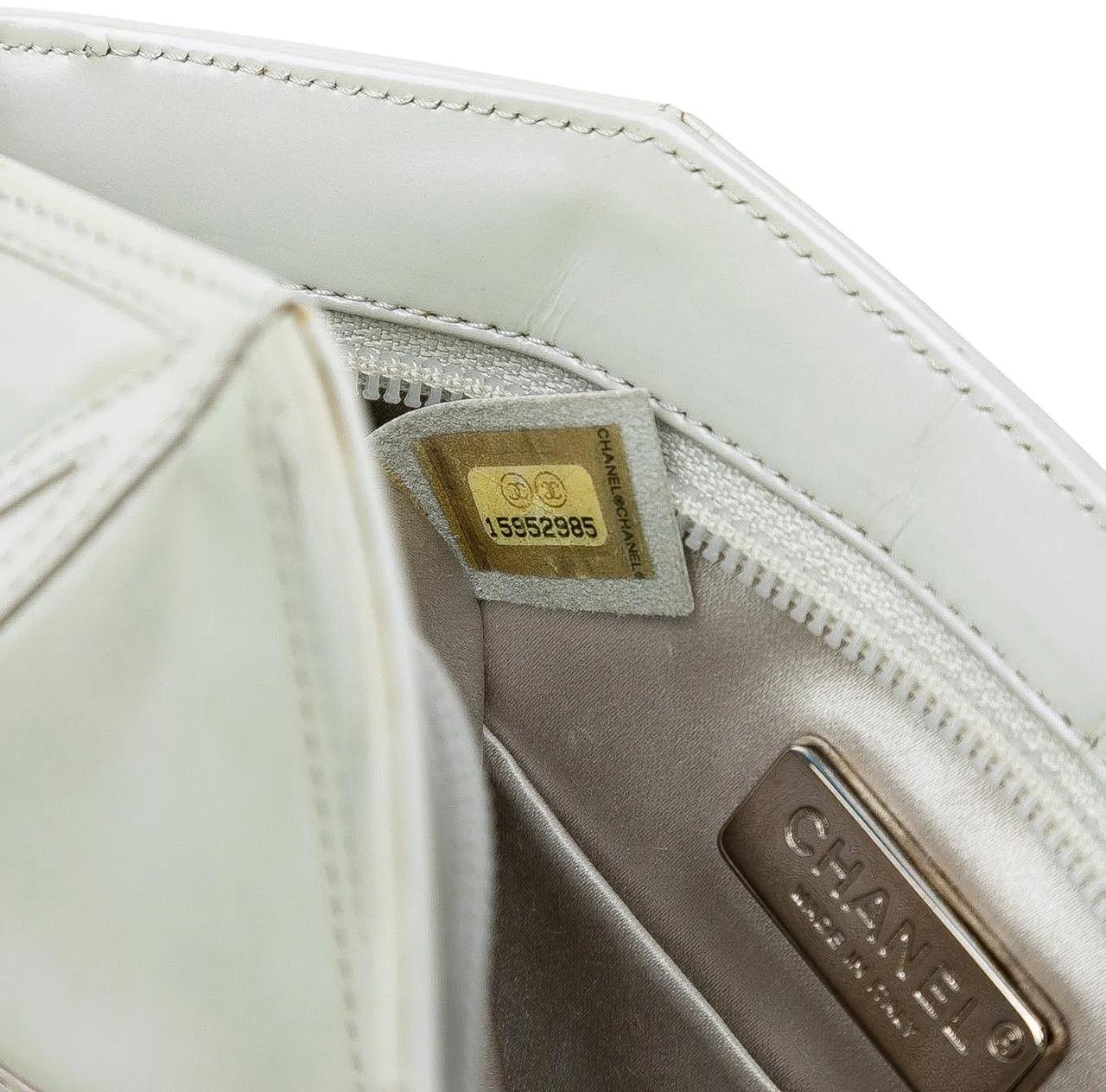 Thumbnail - Chanel Clutches - Pearlescent Lambskin Midnight Swim Wristlet Clutch - Gr. unisize - in Weiß - für Damen