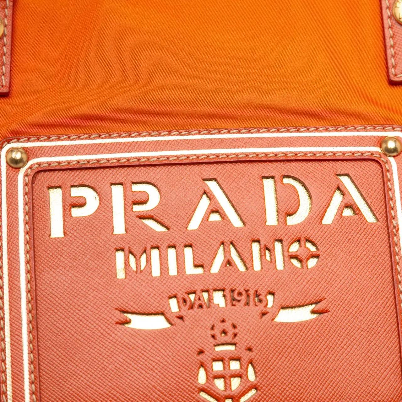 Thumbnail - Prada Hobo Bags - Saffiano Trimmed Tessuto Logo Oro Satchel - Gr. unisize - in Orange - für Damen
