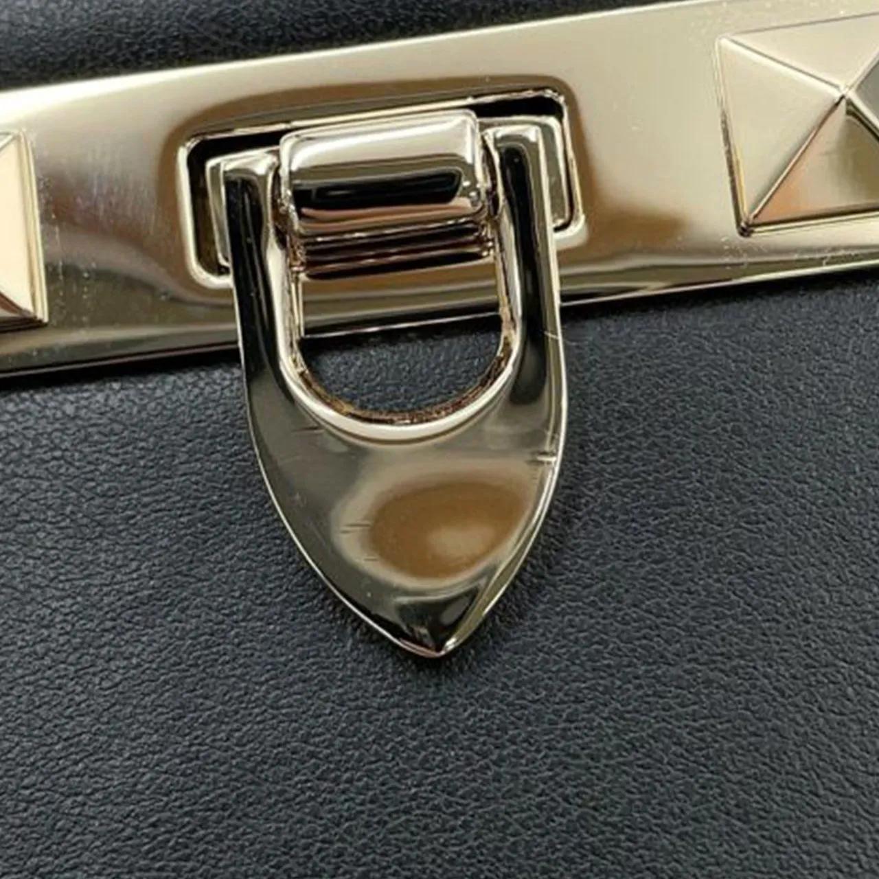 Thumbnail - Valentino Garavani Hobo Bags - Calfskin Rockstud Flip Lock Crossbody - Gr. unisize - in Schwarz - für Damen