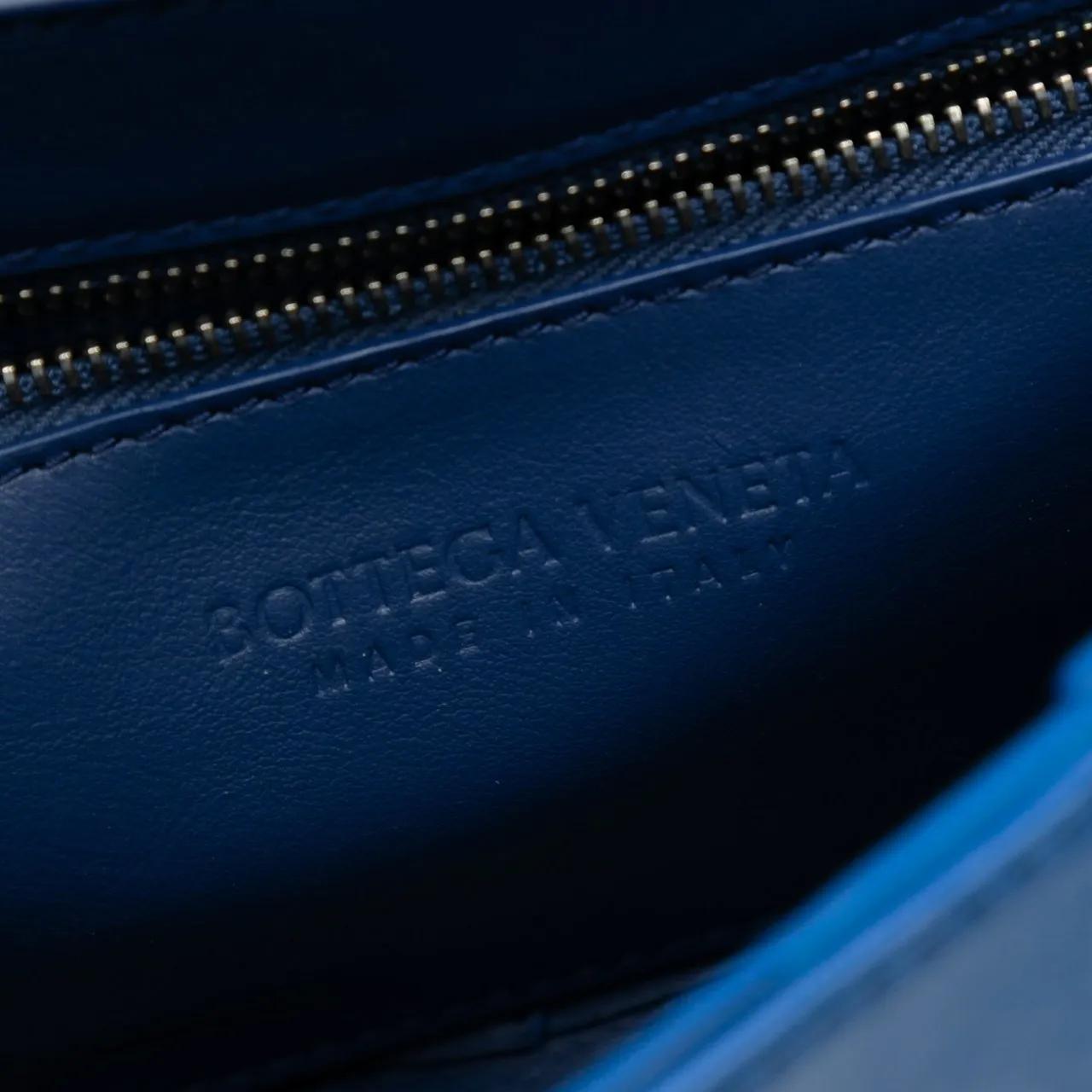 Thumbnail - Bottega Veneta Hobo Bags - Nappa Intrecciato Wavy Cassette Crossbody - Gr. unisize - in Blau - für Damen