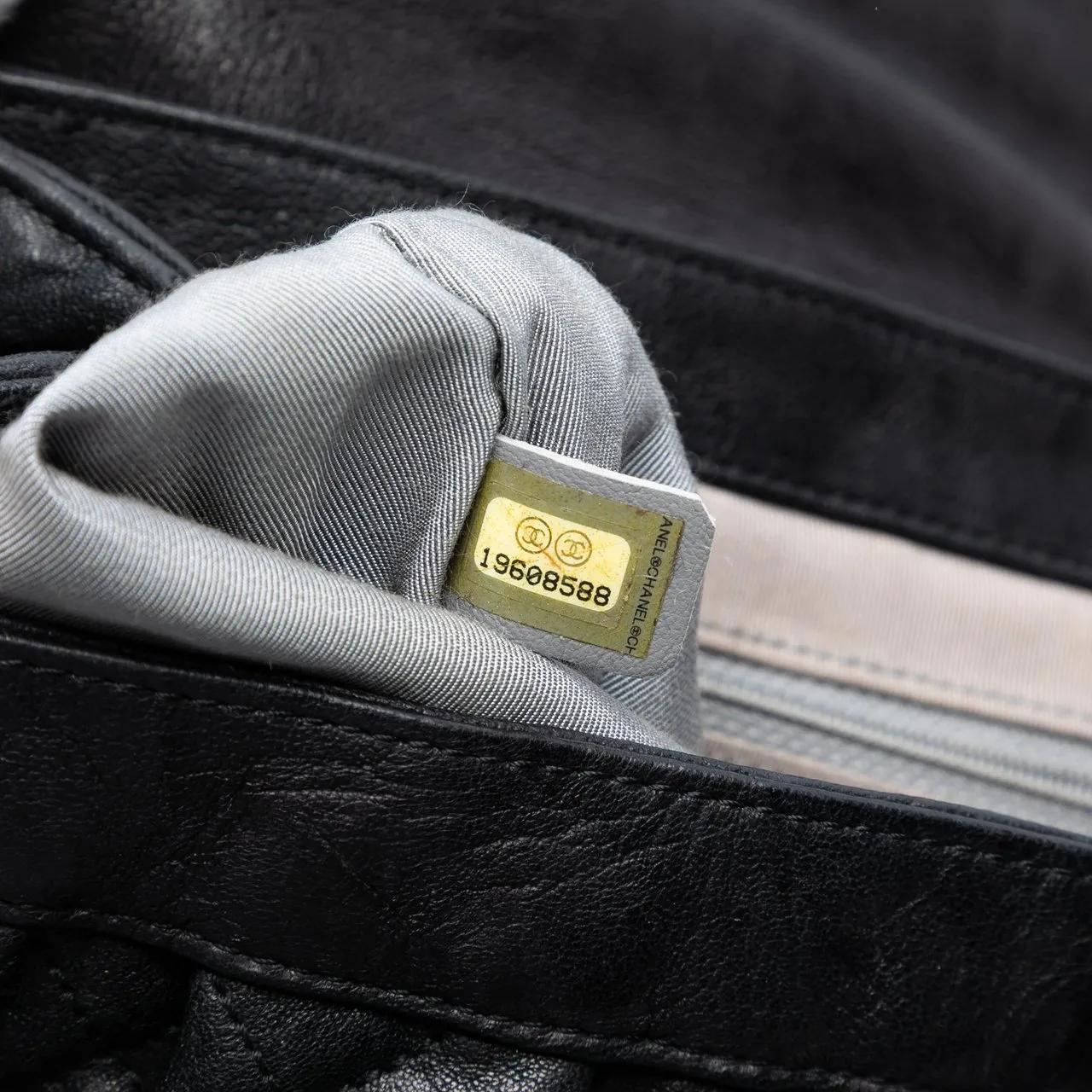 Thumbnail - Chanel Hobo Bags - Medium Quilted Washed Lambskin Chain Around Messen - Gr. unisize - in Schwarz - für Damen