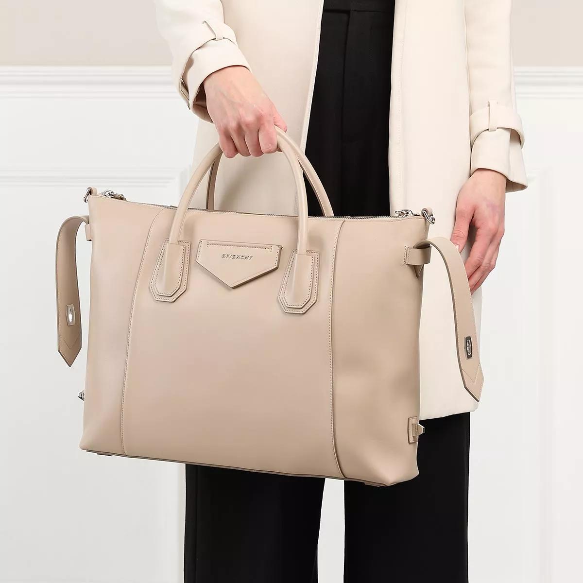 The new Antigona Soft bag from Givenchy - Numéro Netherlands