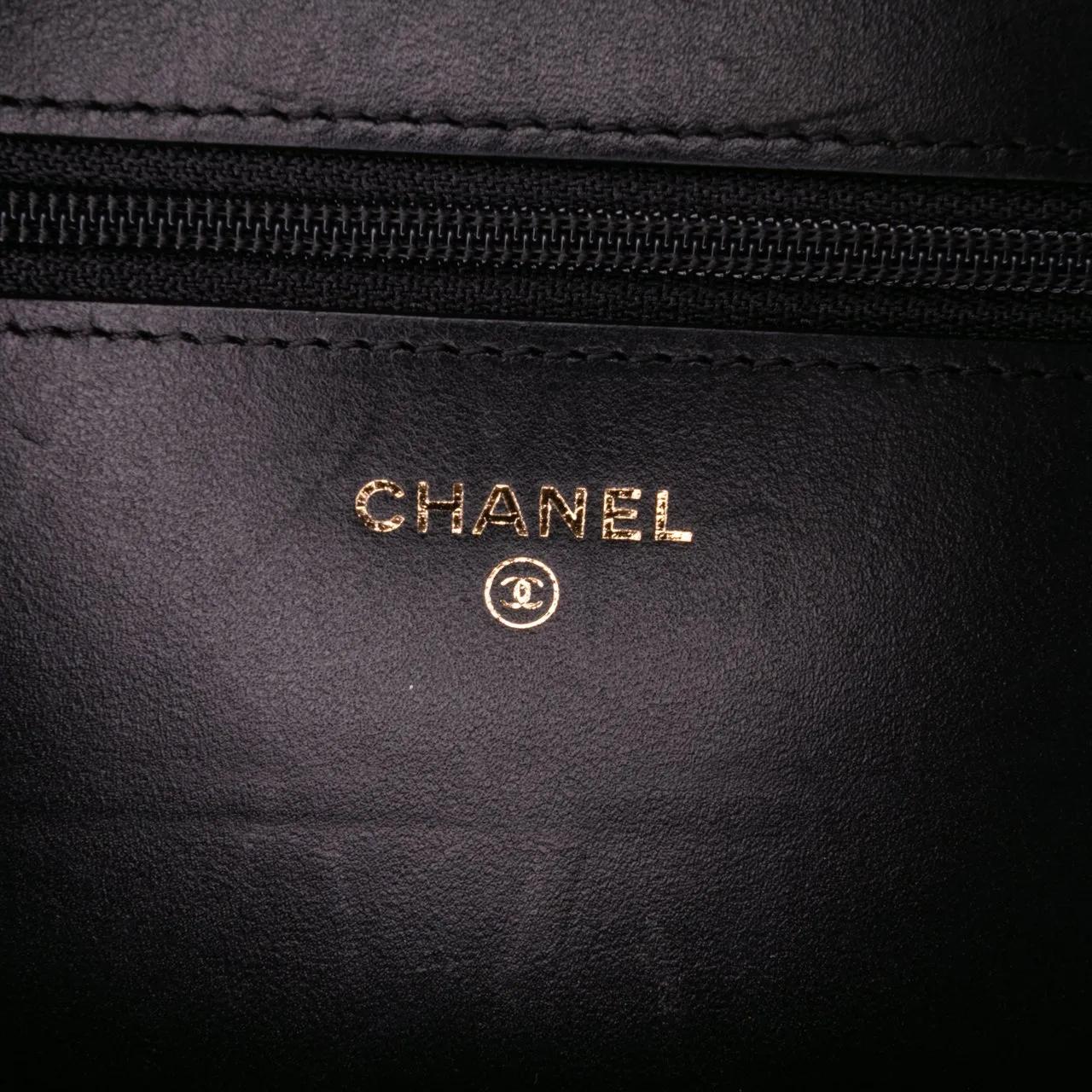 Thumbnail - Chanel Hobo Bags - Bicolor Quilted Lambskin Camellia Wallet on Chain - Gr. unisize - in Schwarz - für Damen