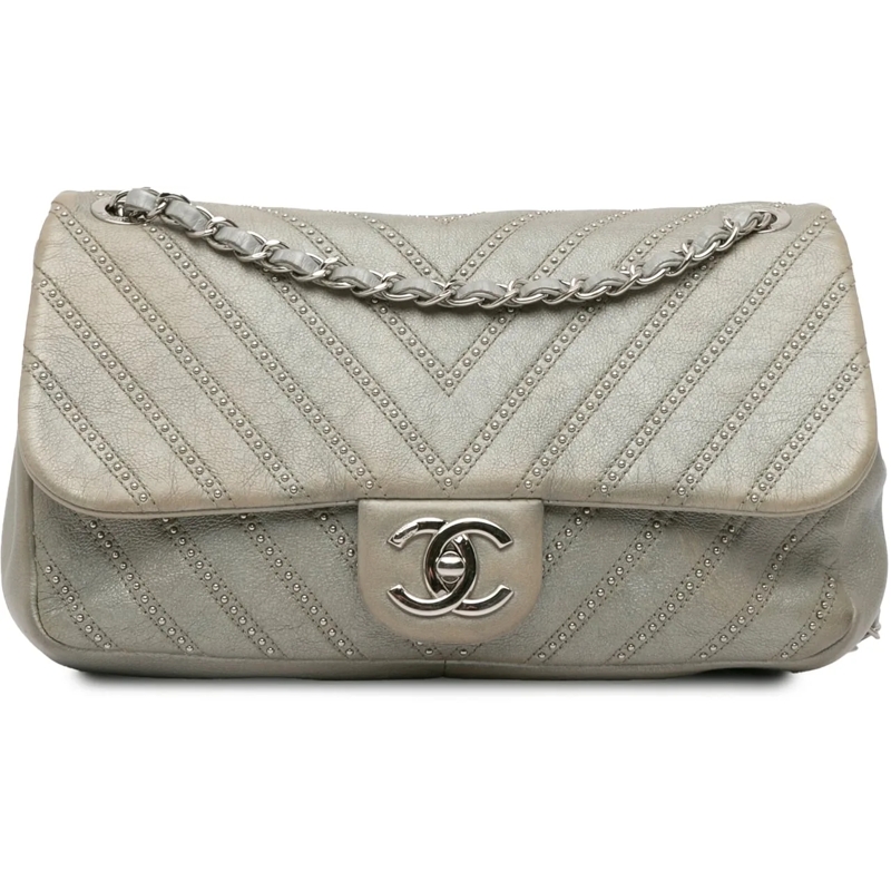 Chanel Schultertasche Medium Chevron Calfskin Stud Wars Flap silber