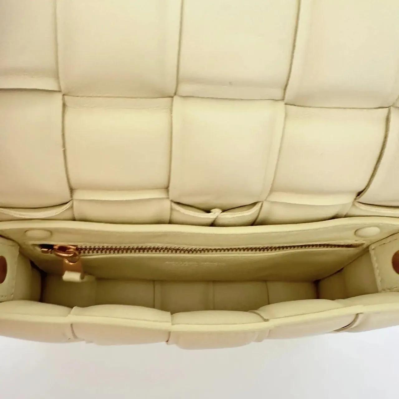 Thumbnail - Bottega Veneta Hobo Bags - Bottega Veneta Padded Cassette Small Ice Cream / u - Gr. unisize - in Gelb - für Damen