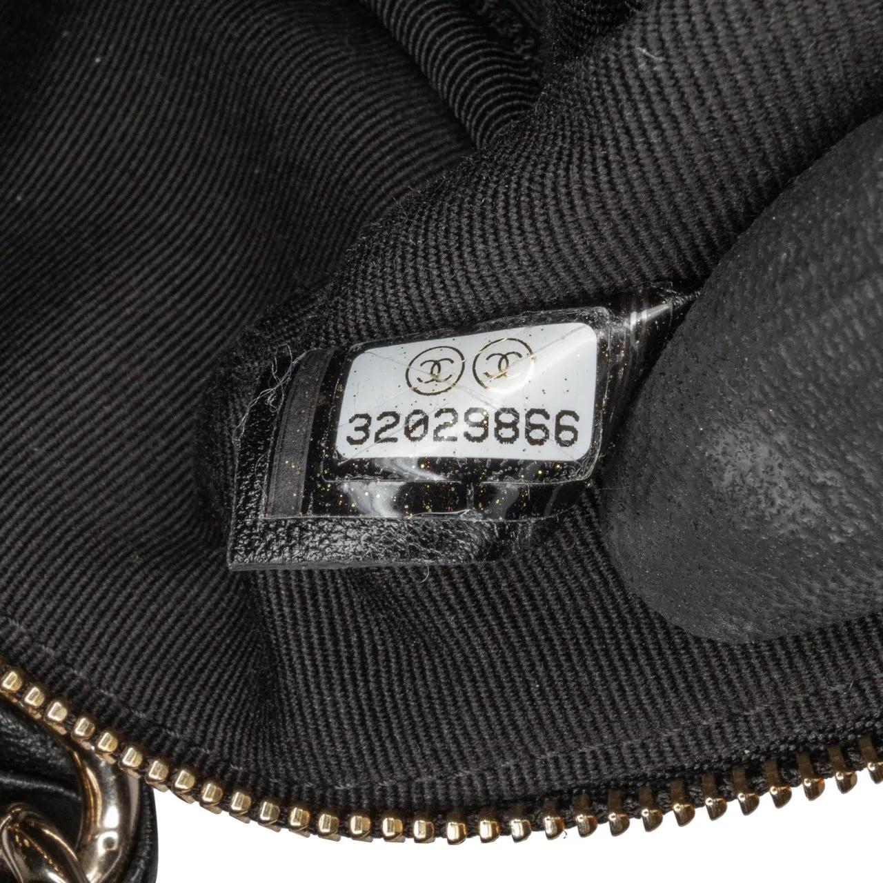 Thumbnail - Chanel Kosmetiktaschen - 2021 Quilted Lambskin Cube Chain Wristlet Case - Gr. unisize - in Schwarz - für Damen