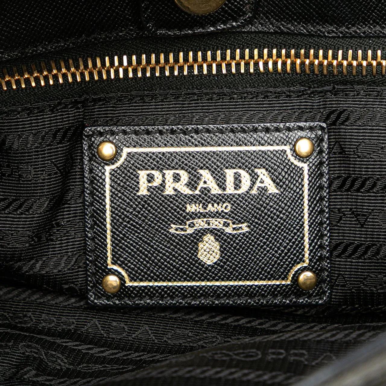 Thumbnail - Prada Hobo Bags - Saffiano Trimmed Tessuto Snap Crossbody - Gr. unisize - in Schwarz - für Damen