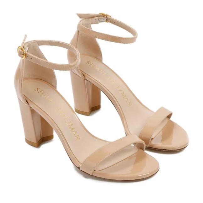 Stuart Weitzman Sandalen & Sandaletten - Nude Patent Leather Nearlynude Sandals - Gr. 37,5 (EU) - in Beige - für Damen