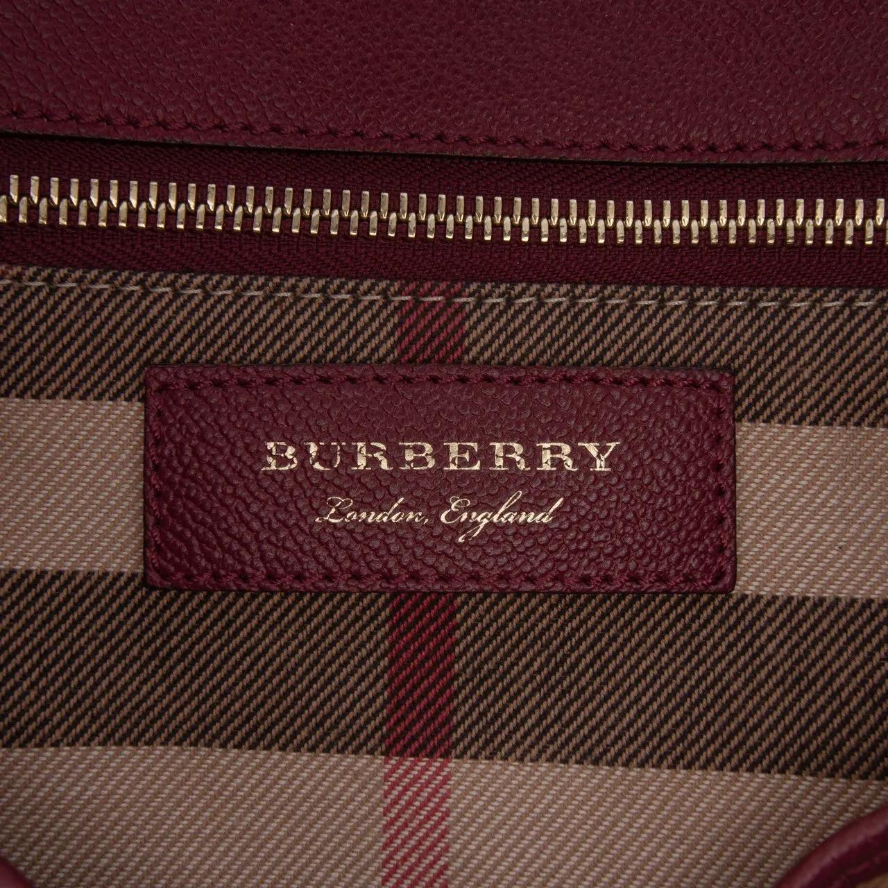 Thumbnail - Burberry Hobo Bags - Medium Grained Calfskin Buckle Tote - Gr. unisize - in Rot - für Damen