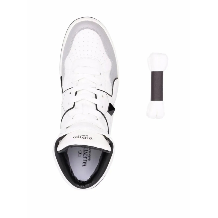 入手困難★ VALENTINOの靴♪ ☆ MID-TOP ONE STUD SNEAKER ☆ Valentino Men's One Stud Calfskin White / Black High Top