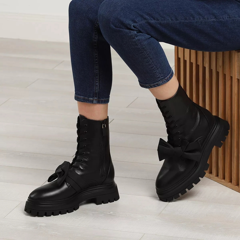 Stuart Weitzman Schnürstiefel Bedford Loveknot Bootie Black(Image 2)