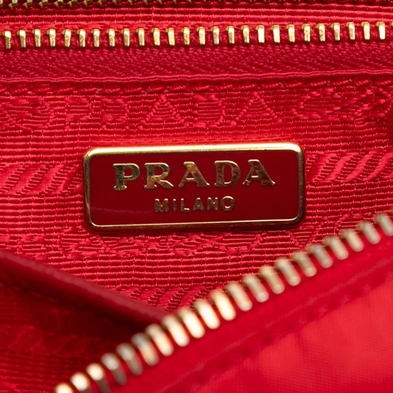 Thumbnail - Prada Hobo Bags - Saffiano Trimmed Tessuto Chain Crossbody - Gr. unisize - in Rot - für Damen