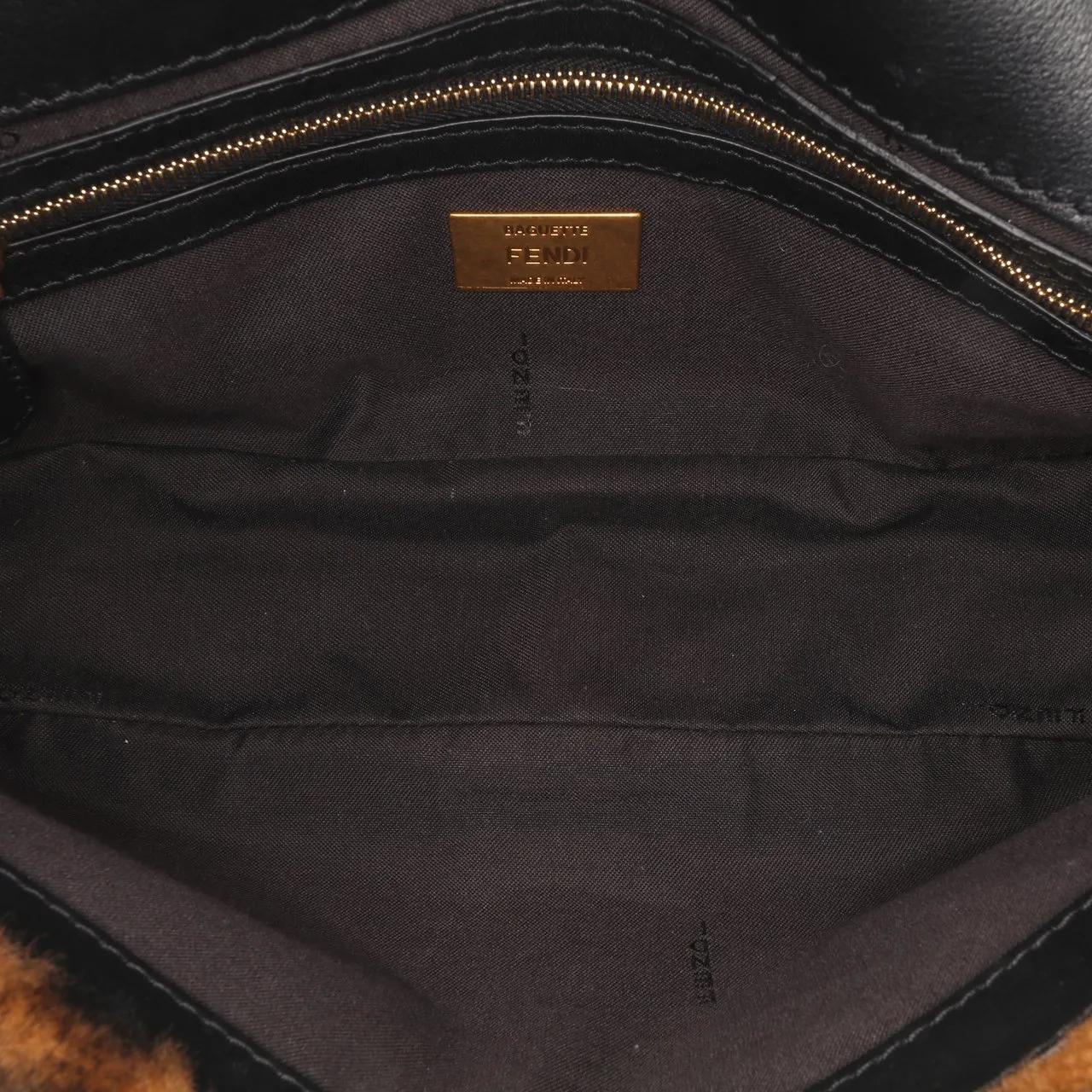 Thumbnail - Fendi Hobo Bags - 2010-2024 Medium Zucca Shearling Baguette Satchel - Gr. unisize - in Braun - für Damen