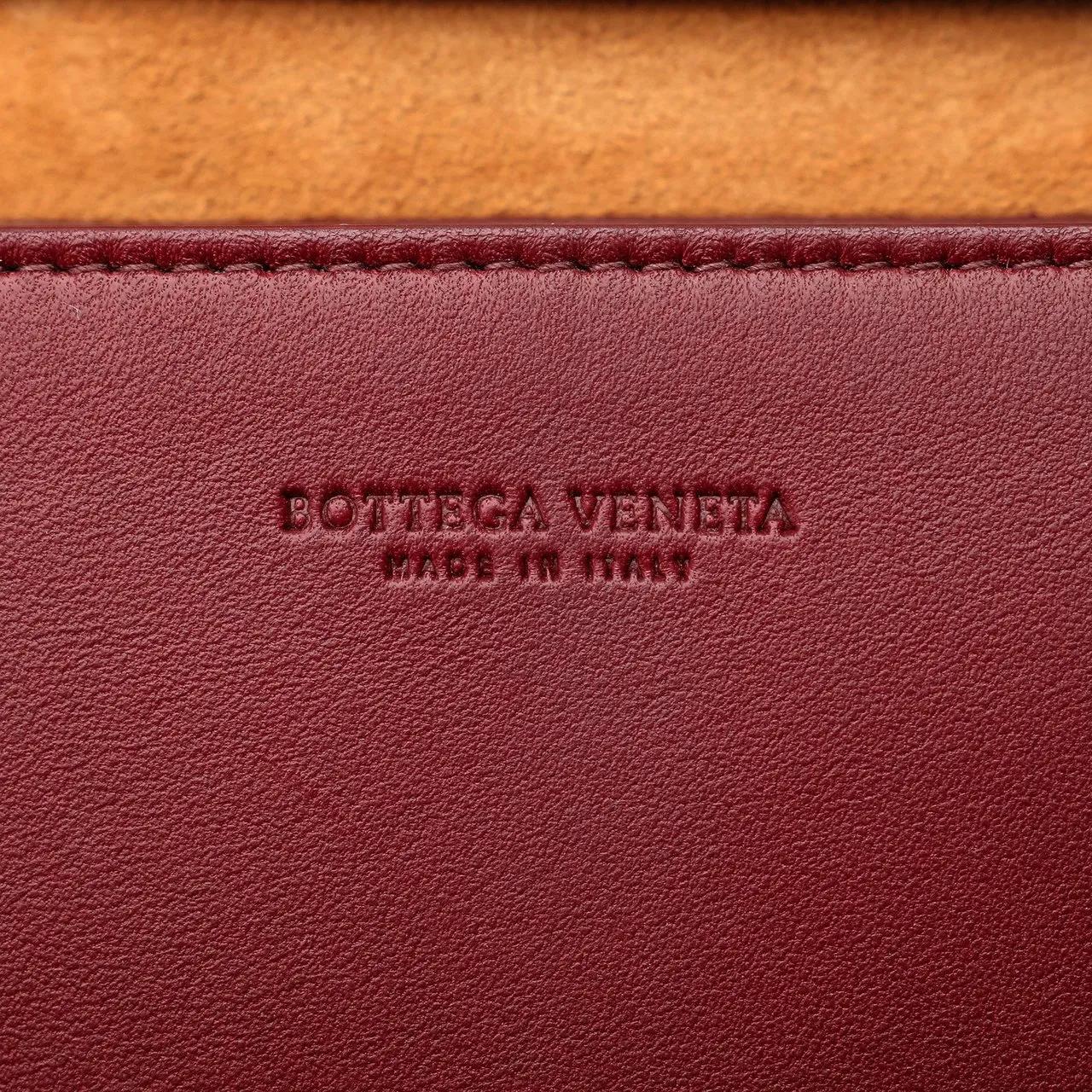 Bottega Veneta Hobo bags 2000-2023 Nappa Intrecciato Cassette Crossbody in rood