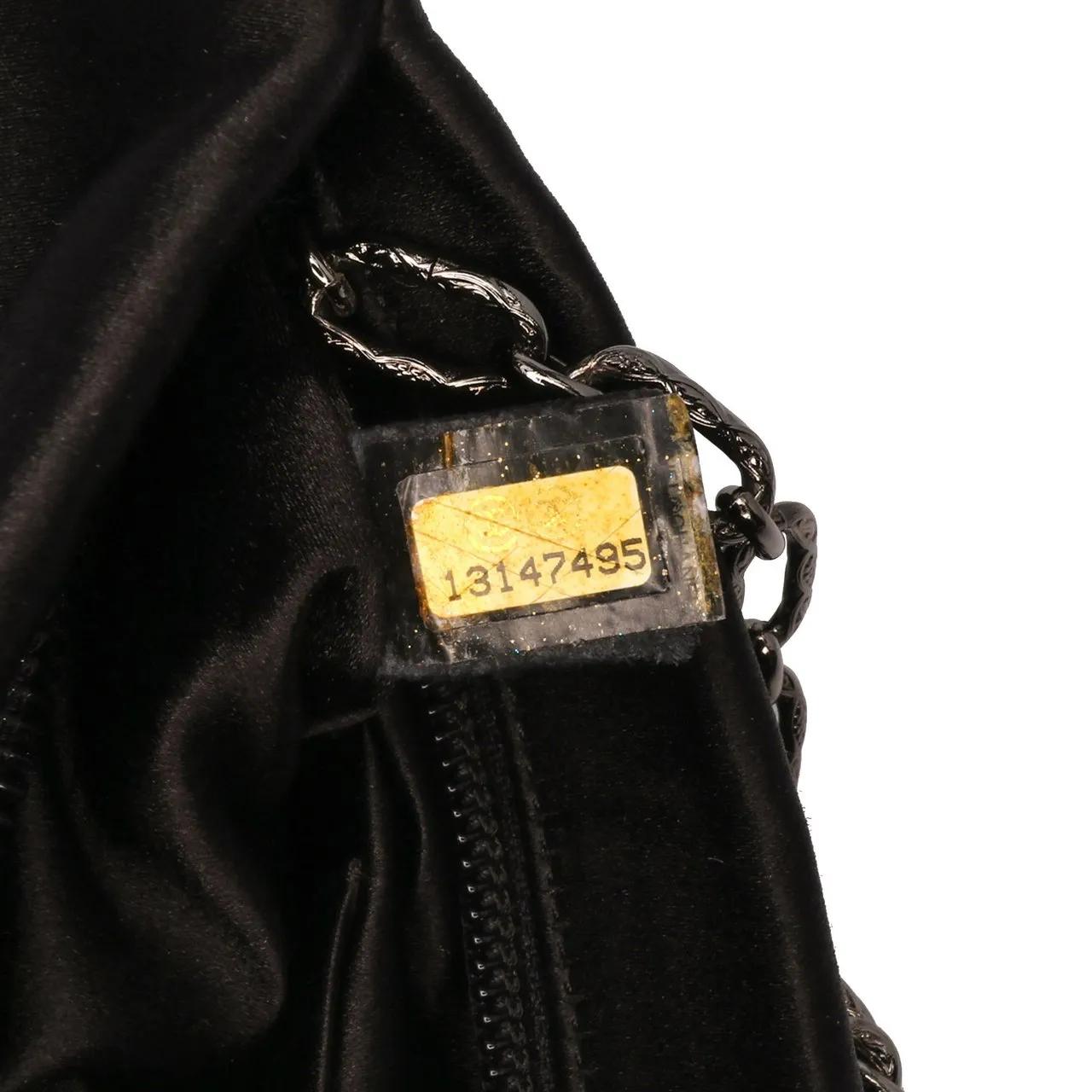 Thumbnail - Chanel Hobo Bags - Satin Diamante Camellia Clutch with Chain - Gr. unisize - in Schwarz - für Damen