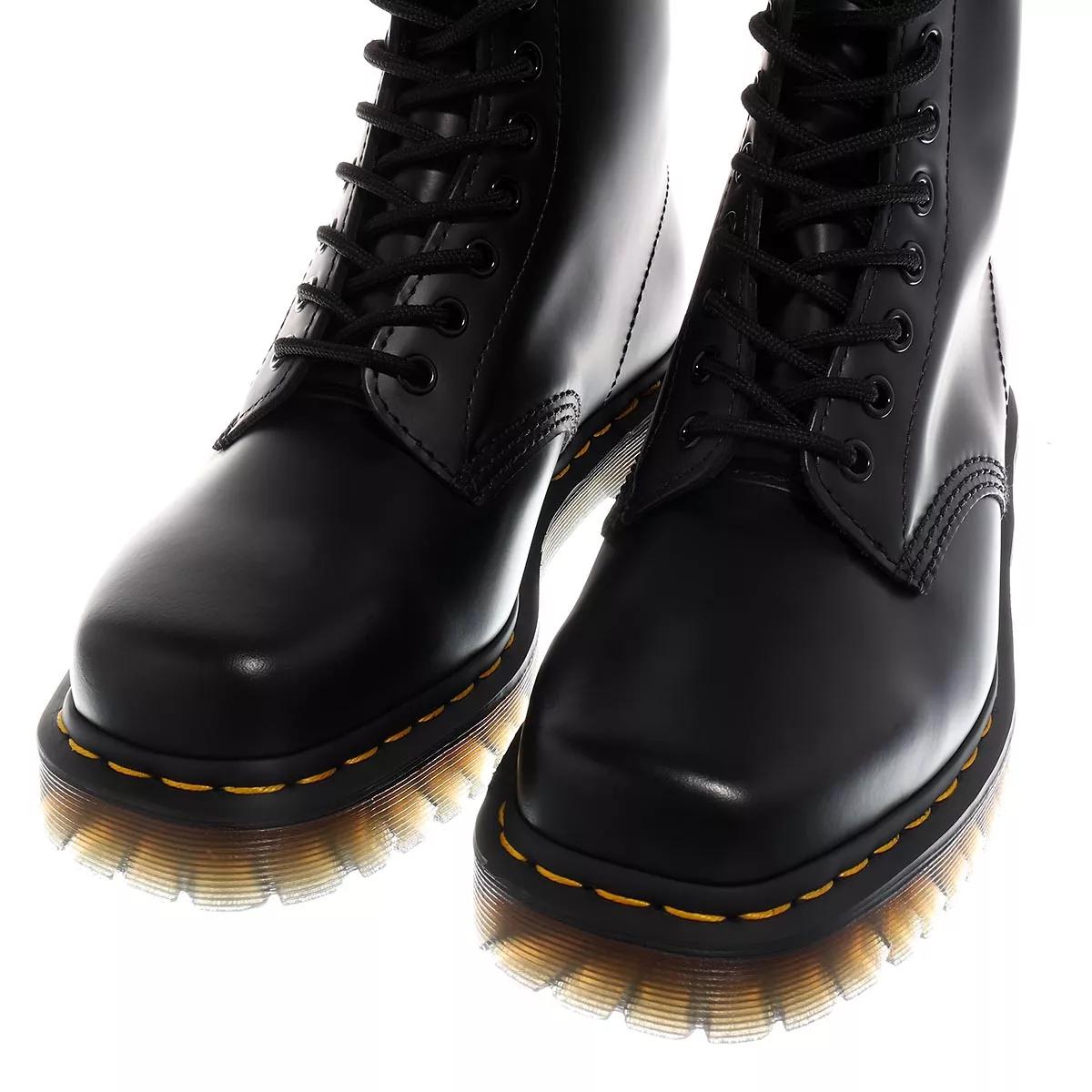 Dr martens black smooth hot sale 1460