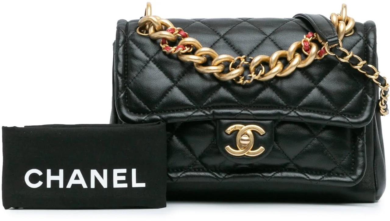 Chanel Hobo bags 2000-2020 CC Quilted Lambskin Chain Link Flap in zwart