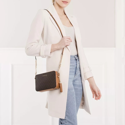MICHAEL Michael Kors Camera Bag Jet Set Md Camera Bag Brown (Image 2)