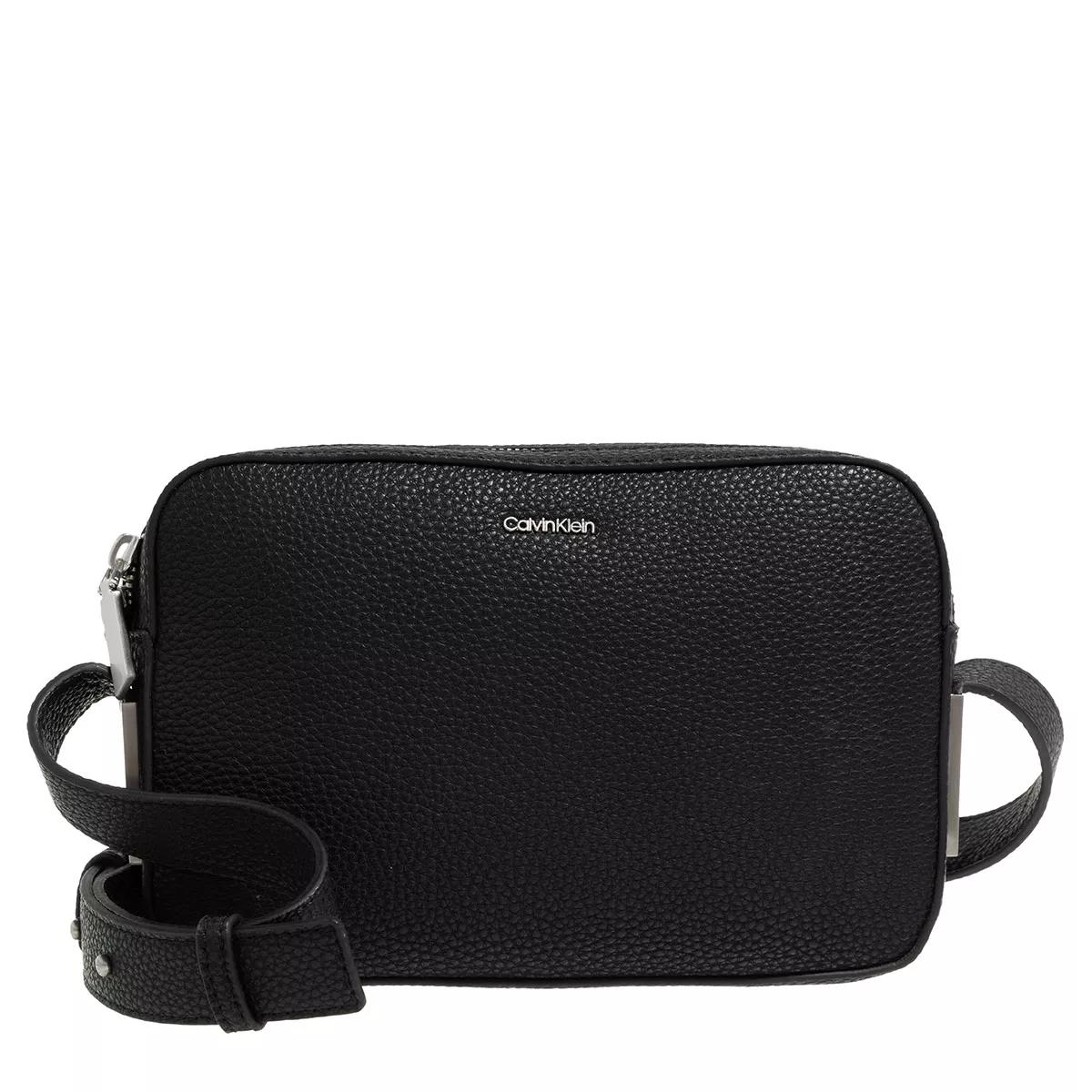 CALVIN KLEIN CK MUST CAMERA BAG W/PCKT-MONO (Dimensions: 21.5 x