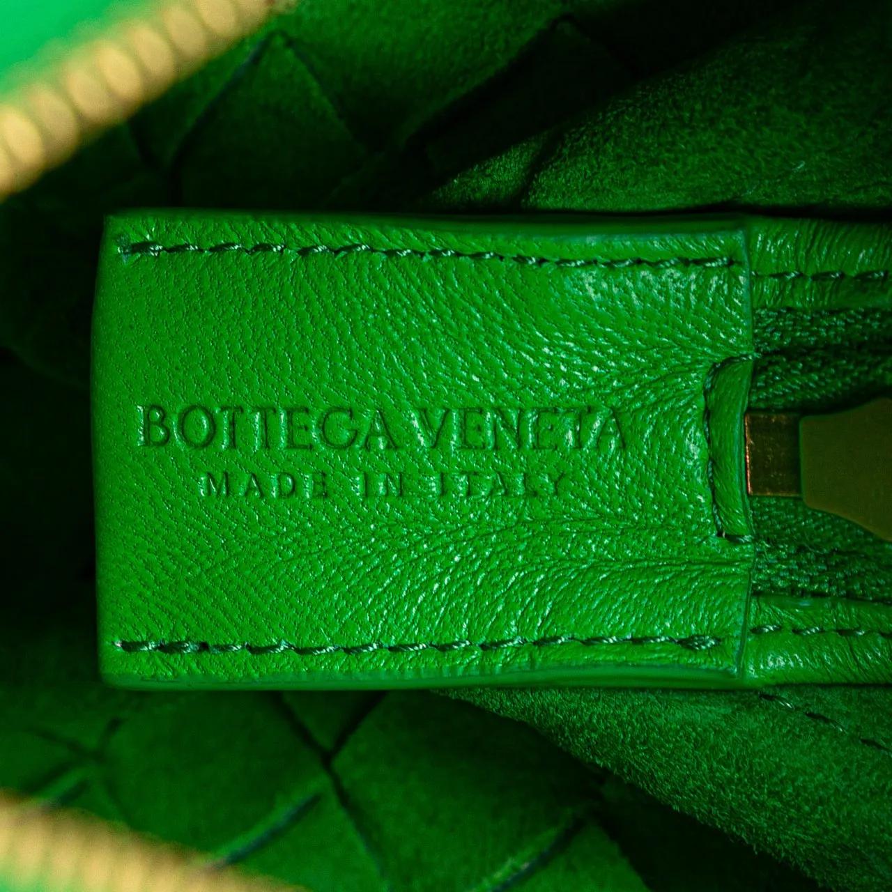 Thumbnail - Bottega Veneta Hobo Bags - Mini Lambskin Intrecciato Loop Camera Bag - Gr. unisize - in Grün - für Damen