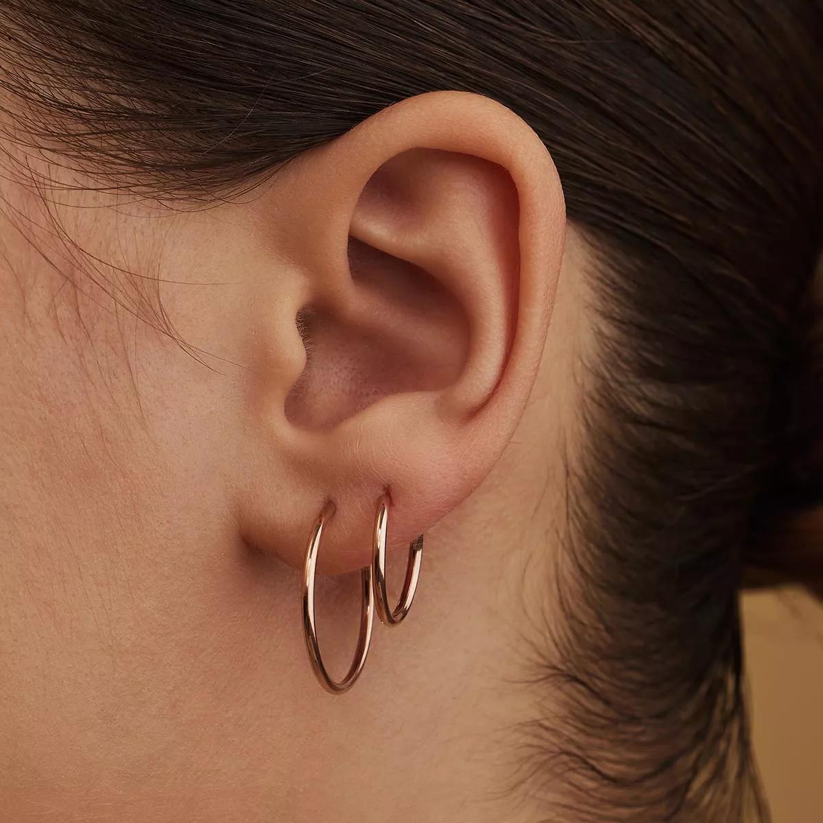 Thumbnail - Isabel Bernard Ohrringe - La Concorde Cerise 14 karat rose hoop earrings - Gr. unisize - in Quarz - für Damen